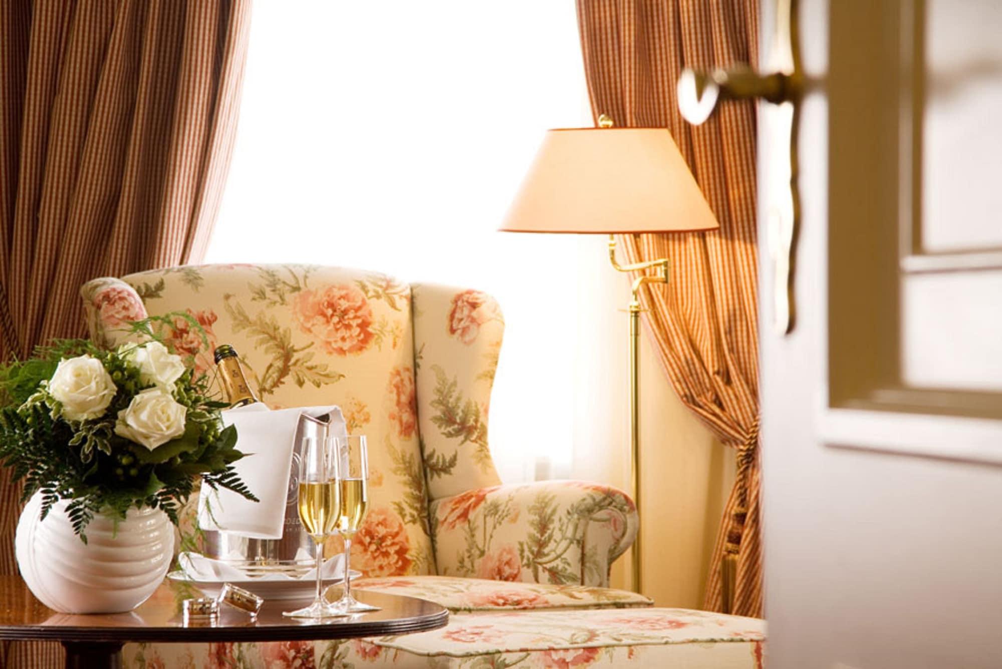 Althoff Hotel Fuerstenhof Τσέλε Εξωτερικό φωτογραφία A suite at the Hotel de Crillon