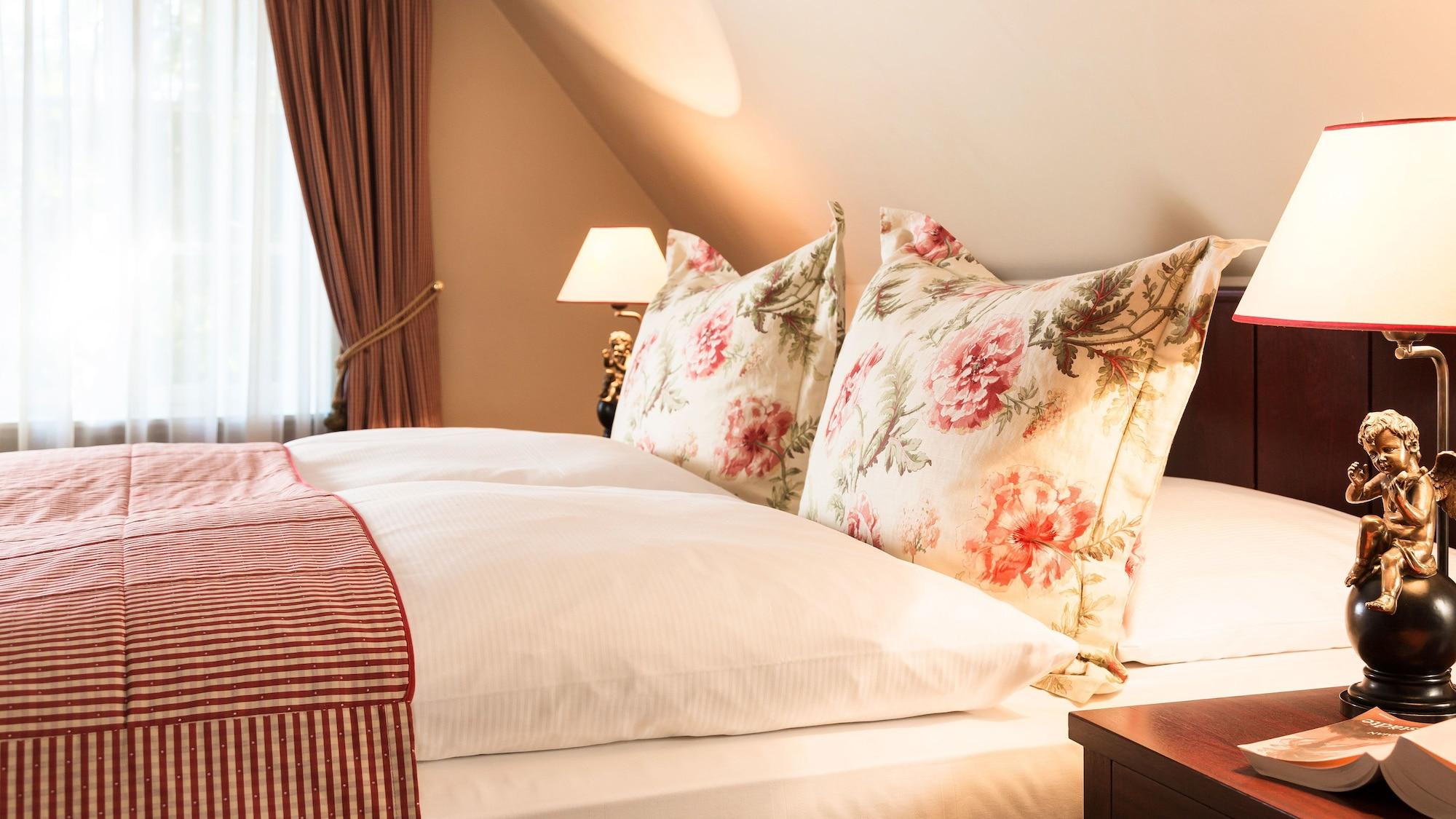 Althoff Hotel Fuerstenhof Τσέλε Εξωτερικό φωτογραφία A bed with cushions
