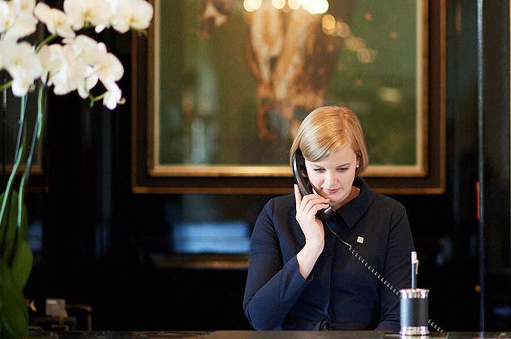 Althoff Hotel Fuerstenhof Τσέλε Εξωτερικό φωτογραφία A hotel receptionist